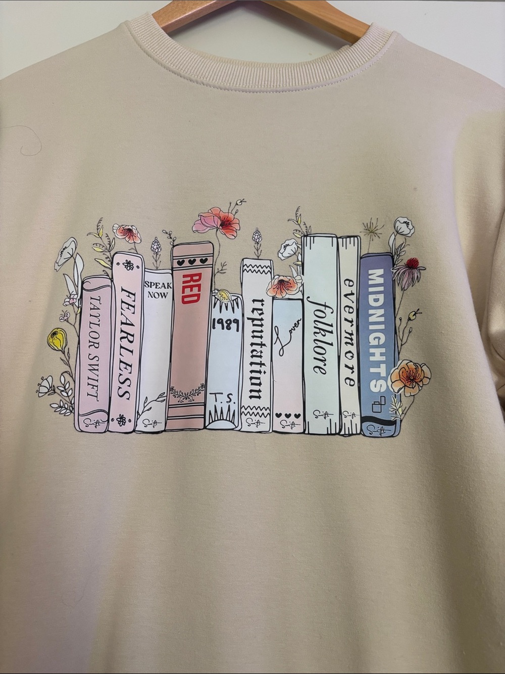 Taylor Swift Medium Cream Cozy Book-Illustration Sweatshirt - Women